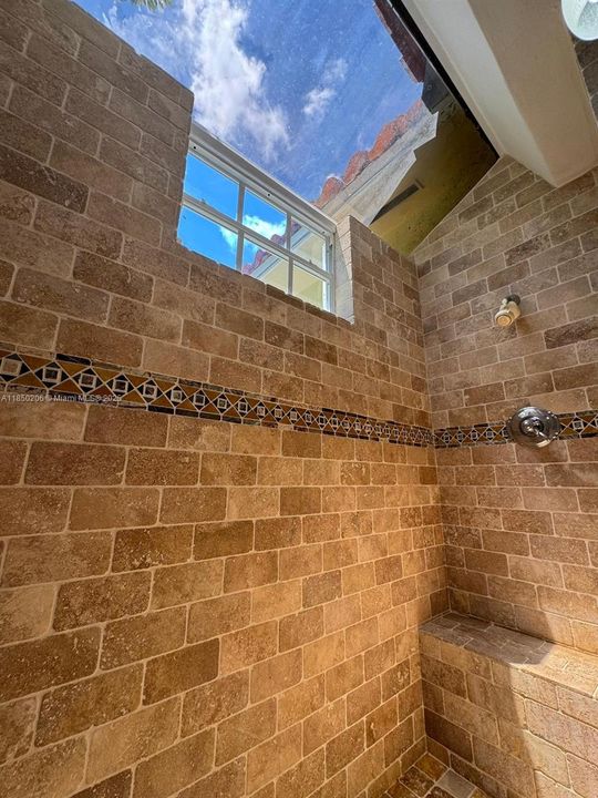 Под контрактом: $8,000 (4 спален, 3 ванн, 2571 Квадратных фут)