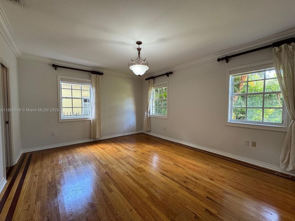 Под контрактом: $8,000 (4 спален, 3 ванн, 2571 Квадратных фут)