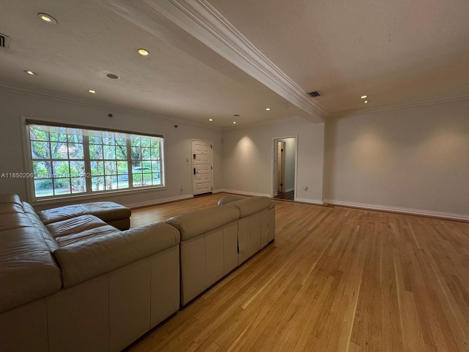 Под контрактом: $8,000 (4 спален, 3 ванн, 2571 Квадратных фут)