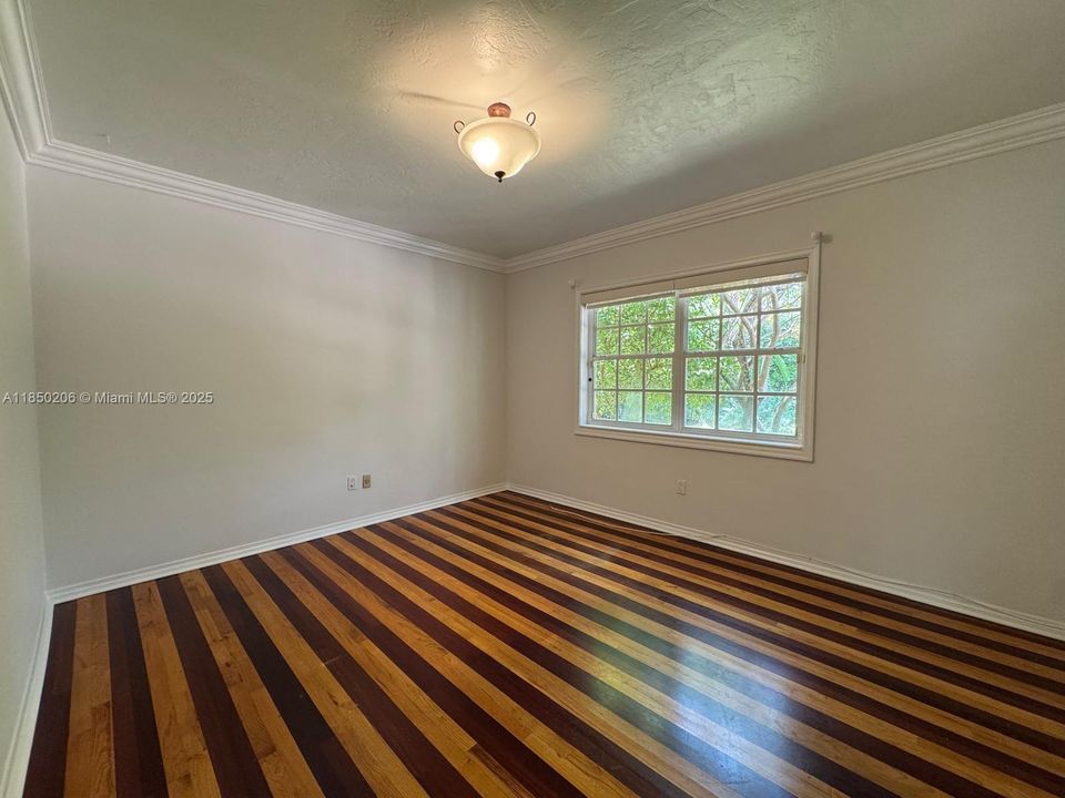 Под контрактом: $8,000 (4 спален, 3 ванн, 2571 Квадратных фут)