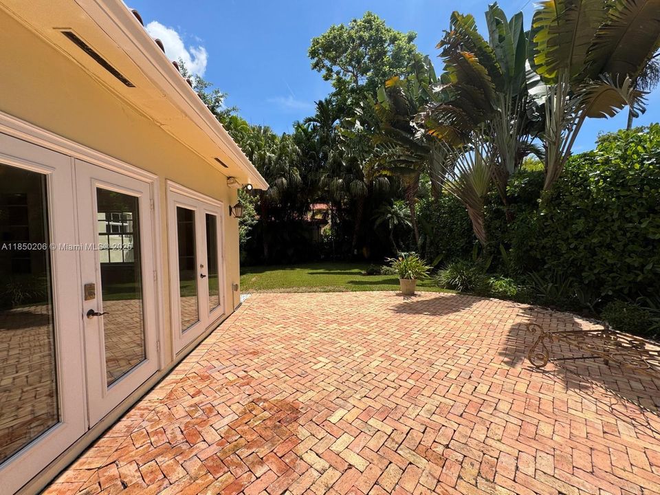 Под контрактом: $8,000 (4 спален, 3 ванн, 2571 Квадратных фут)