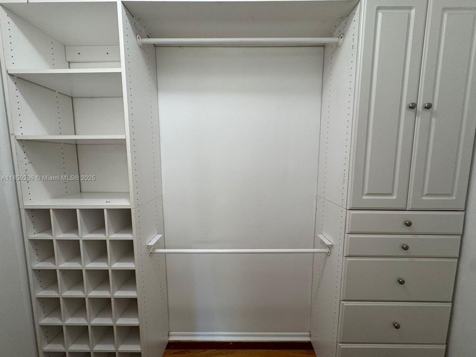 Под контрактом: $8,000 (4 спален, 3 ванн, 2571 Квадратных фут)