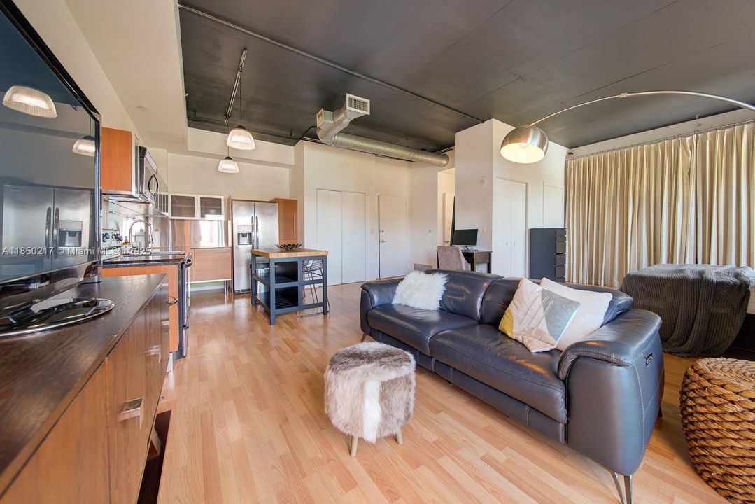 待售: $349,000 (1 贝兹, 1 浴室, 696 平方英尺)