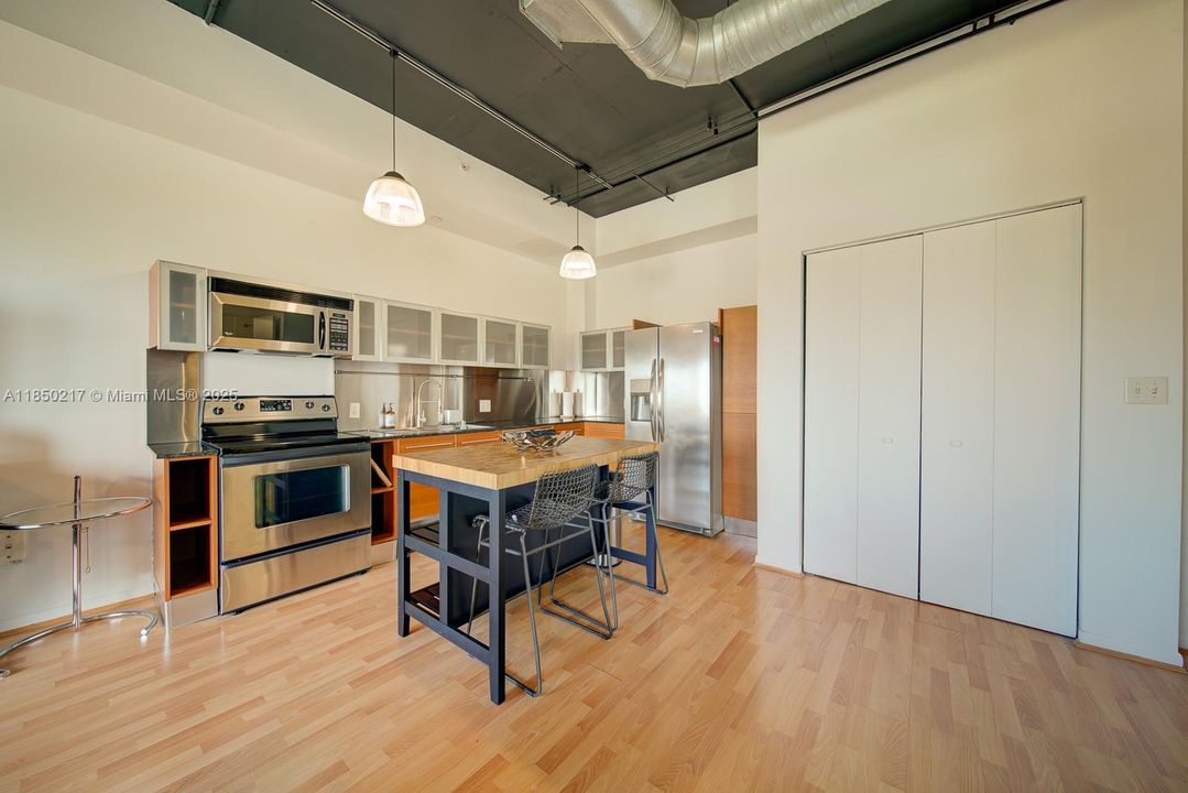 待售: $349,000 (1 贝兹, 1 浴室, 696 平方英尺)