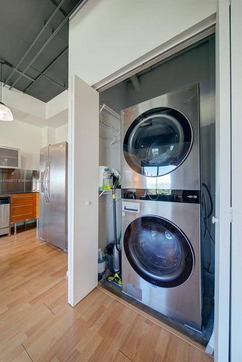 待售: $349,000 (1 贝兹, 1 浴室, 696 平方英尺)