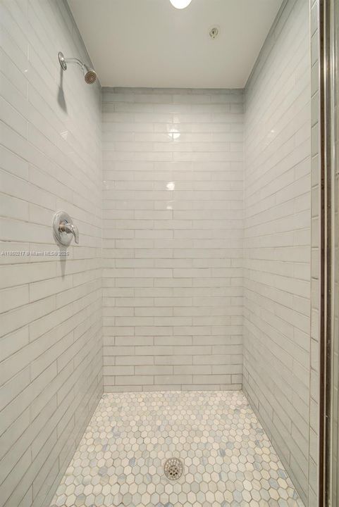 待售: $349,000 (1 贝兹, 1 浴室, 696 平方英尺)