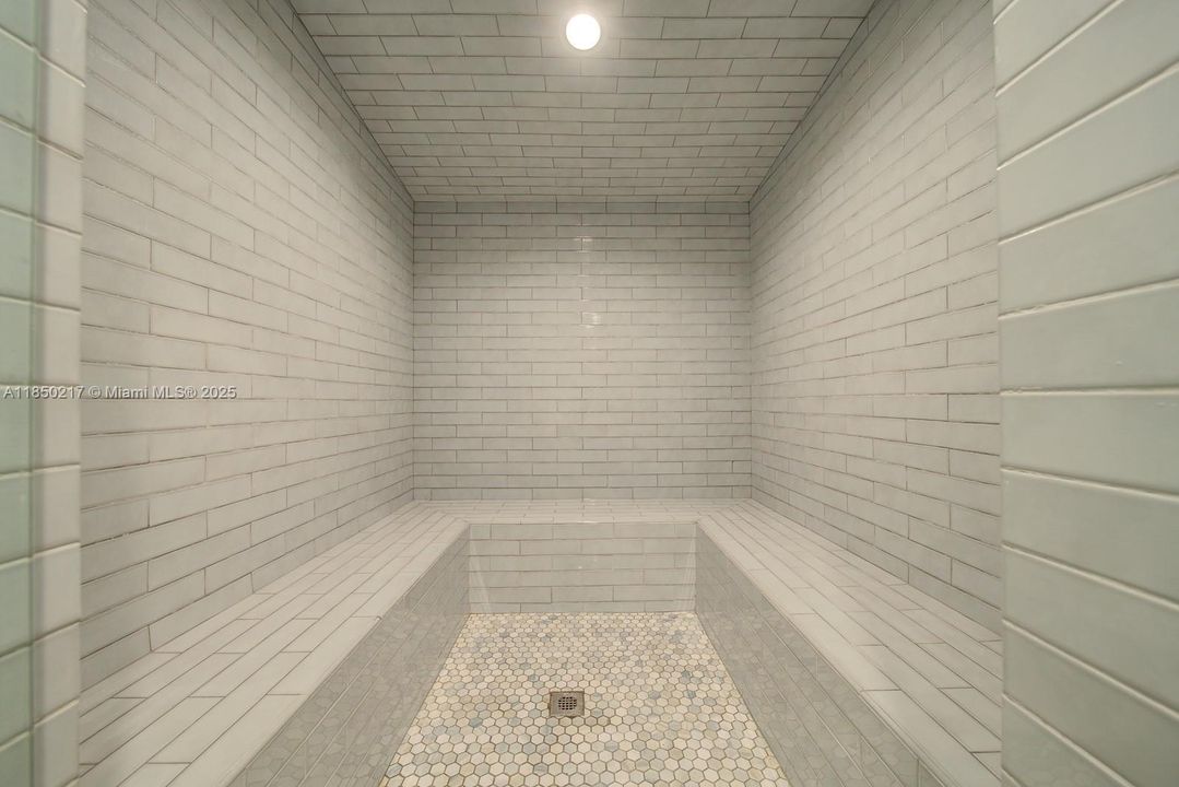 待售: $349,000 (1 贝兹, 1 浴室, 696 平方英尺)