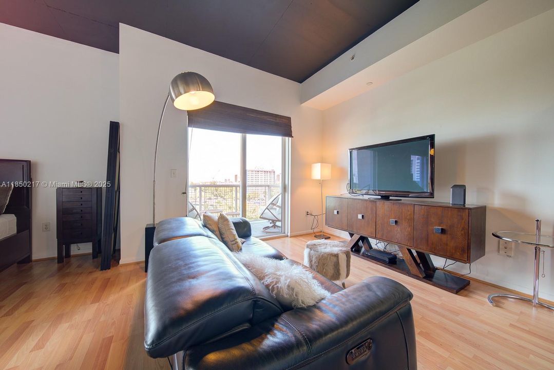 待售: $349,000 (1 贝兹, 1 浴室, 696 平方英尺)