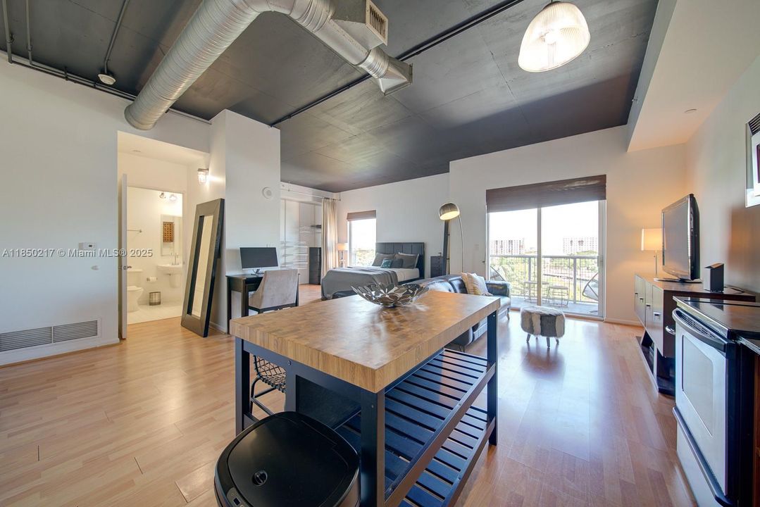 待售: $349,000 (1 贝兹, 1 浴室, 696 平方英尺)