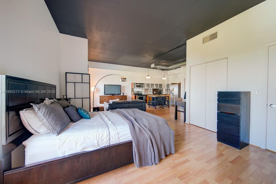 待售: $349,000 (1 贝兹, 1 浴室, 696 平方英尺)