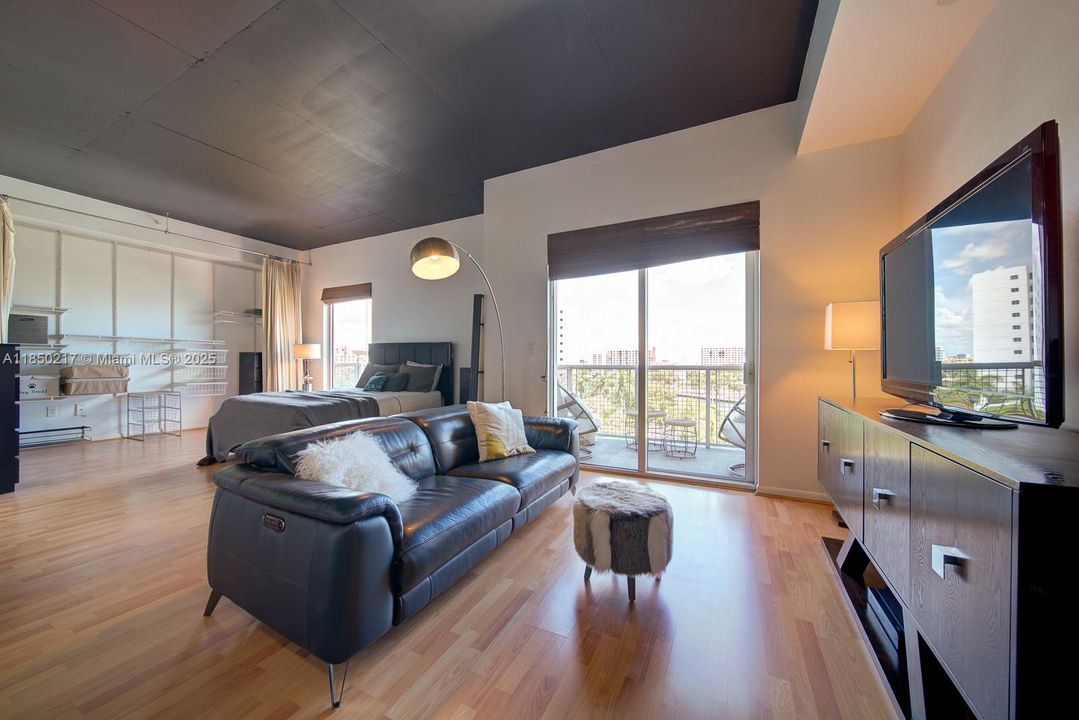 待售: $349,000 (1 贝兹, 1 浴室, 696 平方英尺)