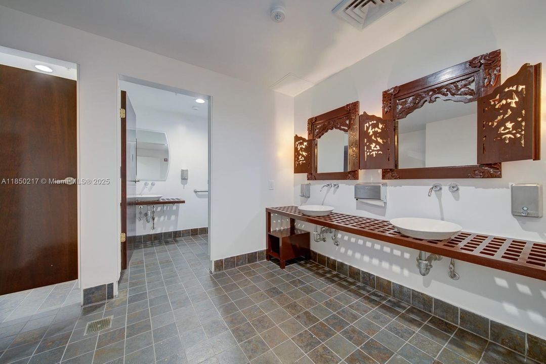 待售: $349,000 (1 贝兹, 1 浴室, 696 平方英尺)