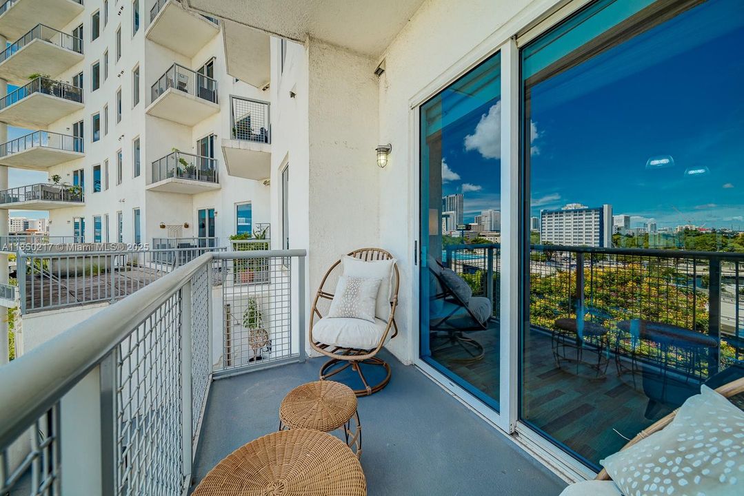 待售: $349,000 (1 贝兹, 1 浴室, 696 平方英尺)