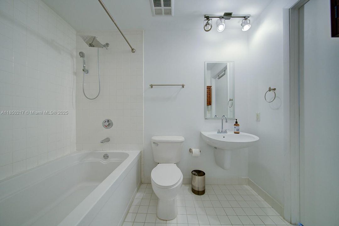 待售: $349,000 (1 贝兹, 1 浴室, 696 平方英尺)