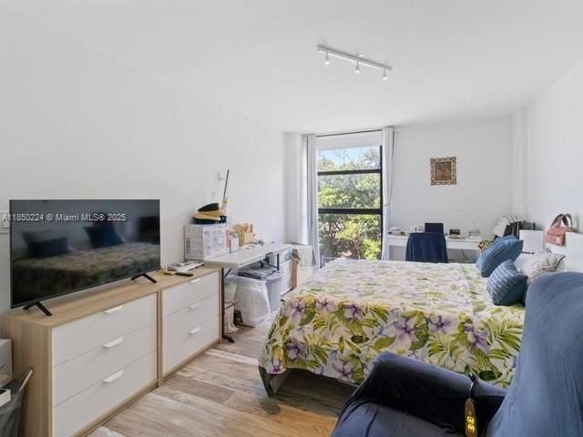 For Sale: $605,000 (2 beds, 2 baths, 1075 Square Feet)