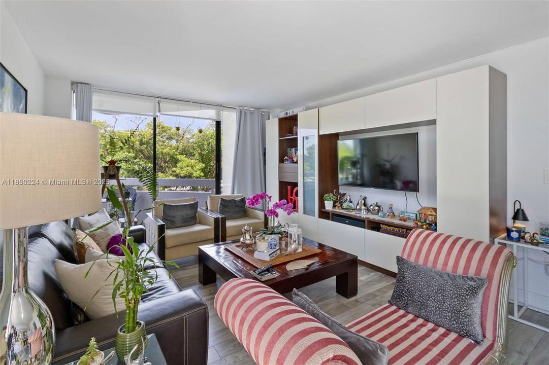 For Sale: $605,000 (2 beds, 2 baths, 1075 Square Feet)