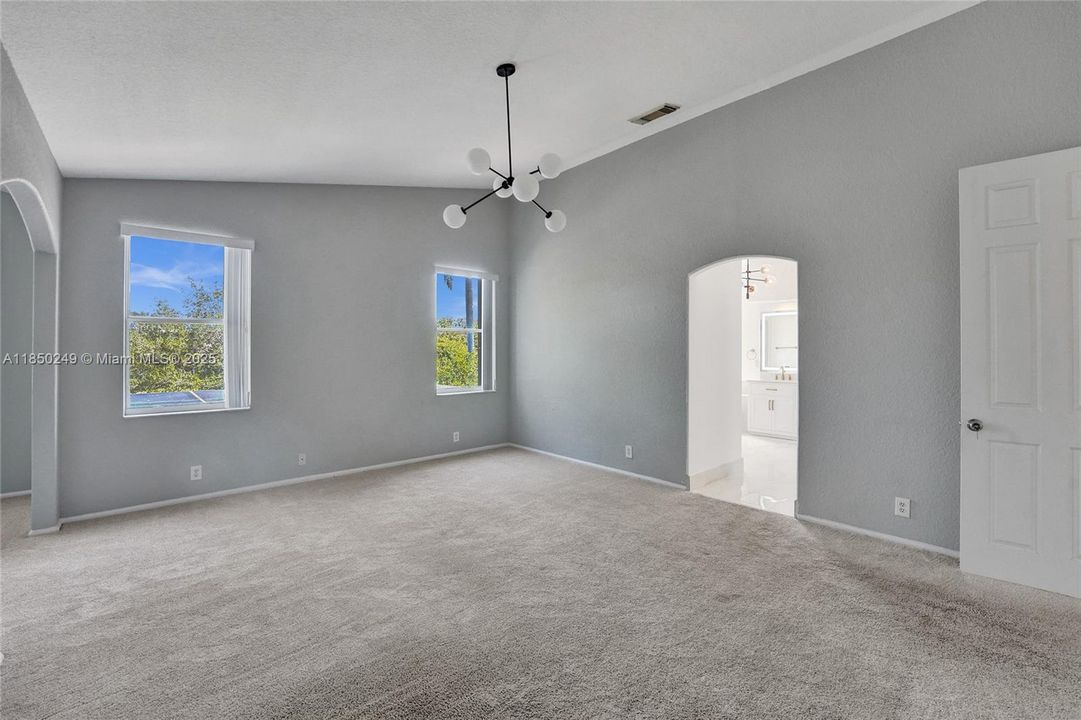 Activo con contrato: $5,000 (6 camas, 3 baños, 3082 Pies cuadrados)