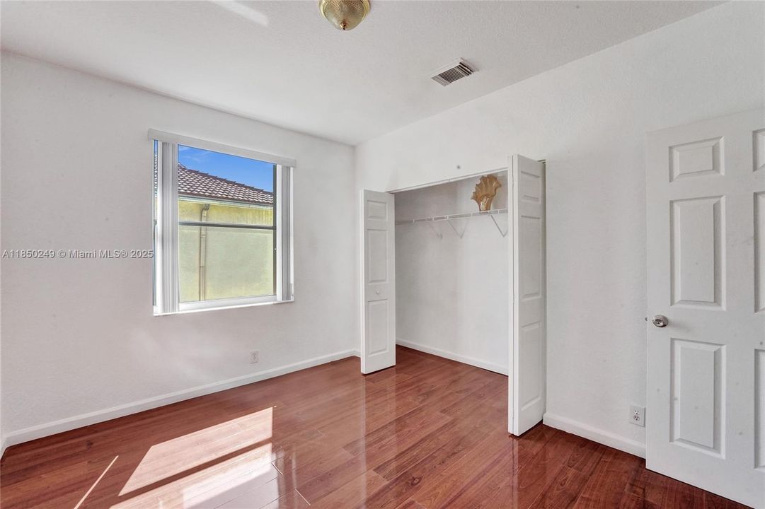 Activo con contrato: $5,000 (6 camas, 3 baños, 3082 Pies cuadrados)