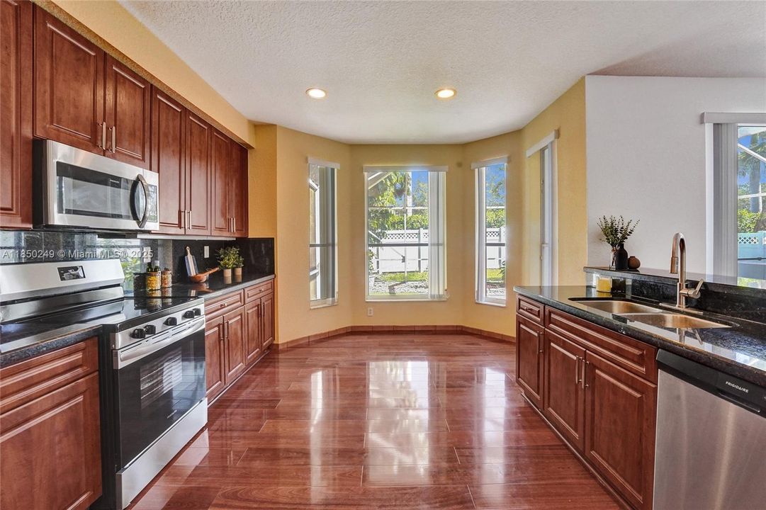 Activo con contrato: $5,000 (6 camas, 3 baños, 3082 Pies cuadrados)