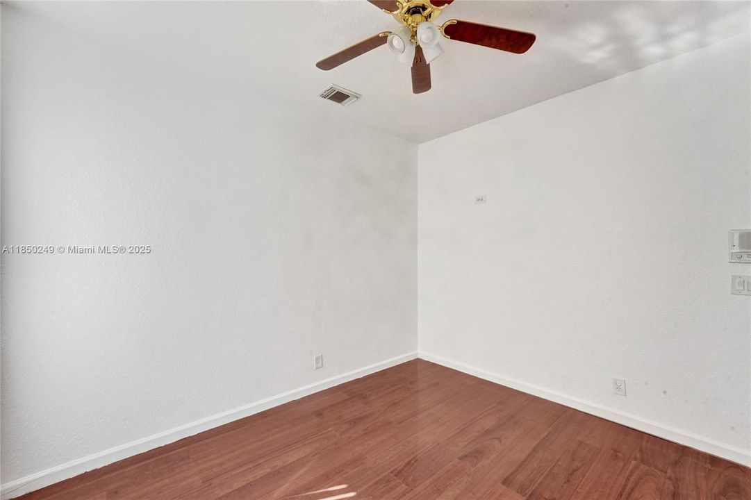 Activo con contrato: $5,000 (6 camas, 3 baños, 3082 Pies cuadrados)