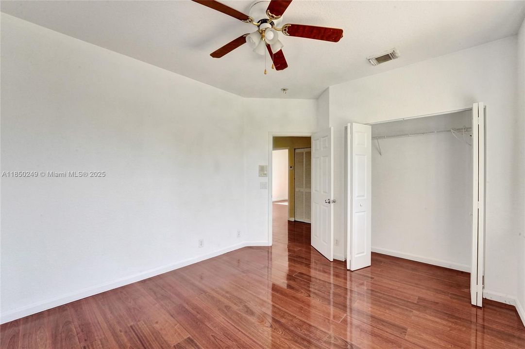 Activo con contrato: $5,000 (6 camas, 3 baños, 3082 Pies cuadrados)