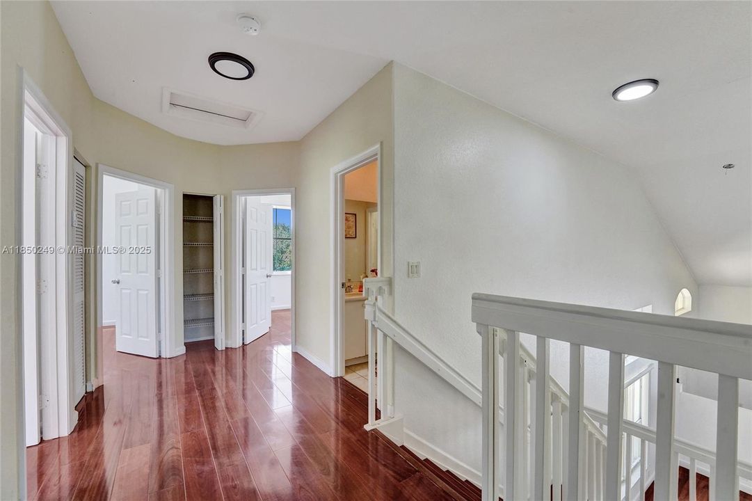 Activo con contrato: $5,000 (6 camas, 3 baños, 3082 Pies cuadrados)