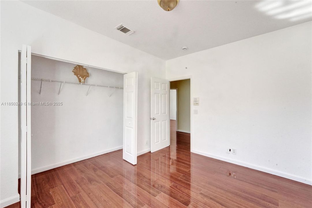 Activo con contrato: $5,000 (6 camas, 3 baños, 3082 Pies cuadrados)