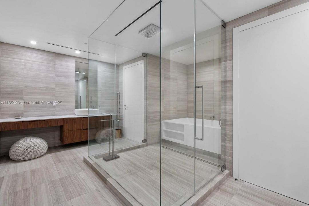 Activo con contrato: $29,500 (3 camas, 3 baños, 3310 Pies cuadrados)