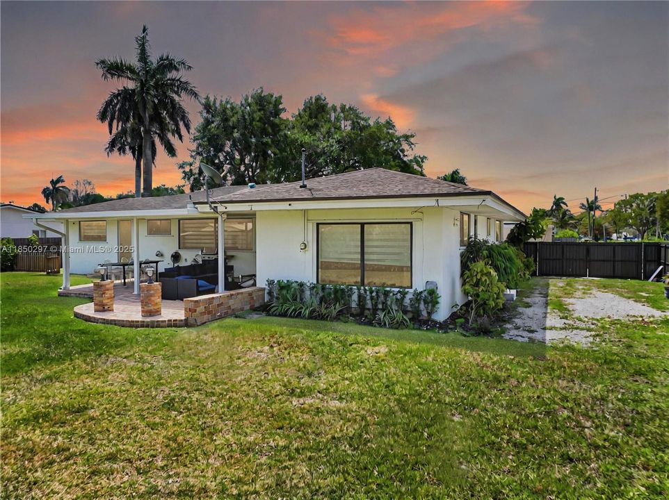 Недавно продано: $675,000 (3 спален, 2 ванн, 1831 Квадратных фут)