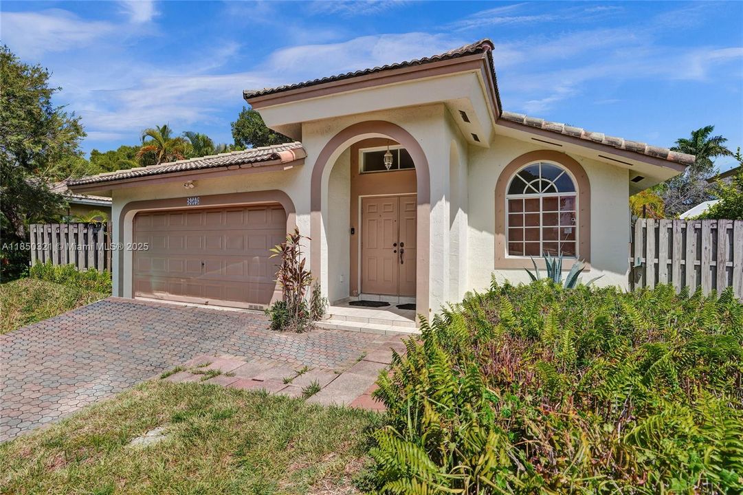 Недавно продано: $549,900 (3 спален, 2 ванн, 1562 Квадратных фут)