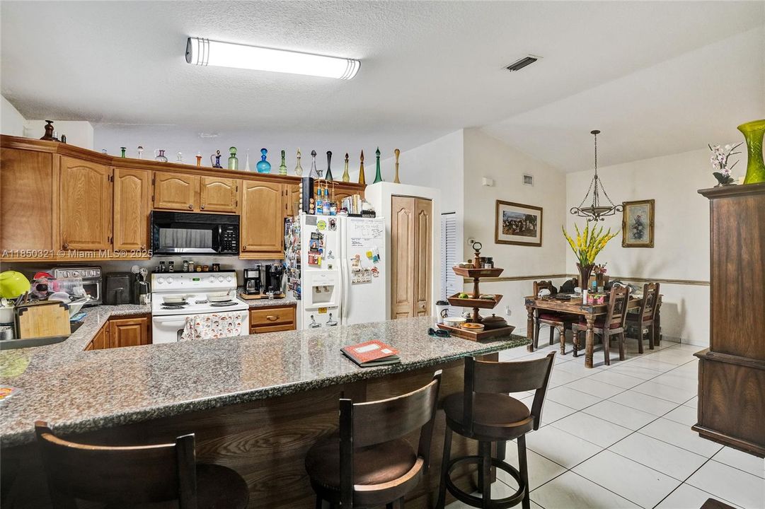 Недавно продано: $549,900 (3 спален, 2 ванн, 1562 Квадратных фут)