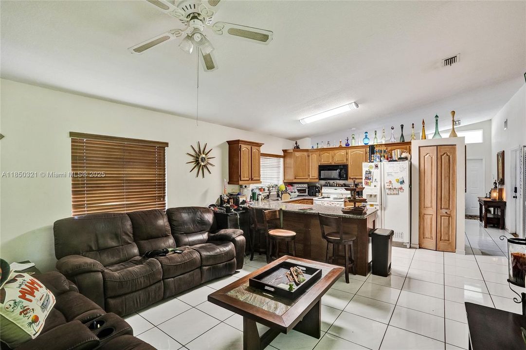 Недавно продано: $549,900 (3 спален, 2 ванн, 1562 Квадратных фут)