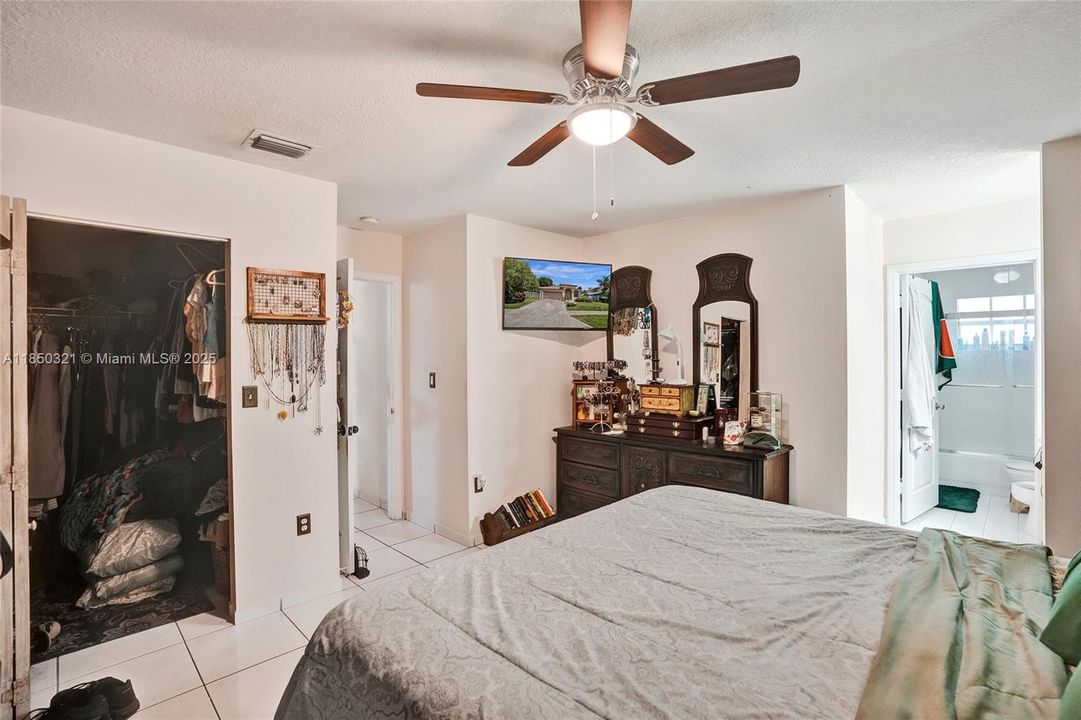 Недавно продано: $549,900 (3 спален, 2 ванн, 1562 Квадратных фут)