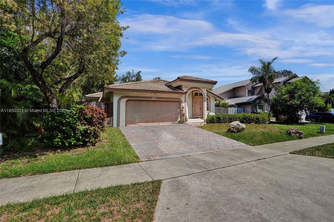 Недавно продано: $549,900 (3 спален, 2 ванн, 1562 Квадратных фут)