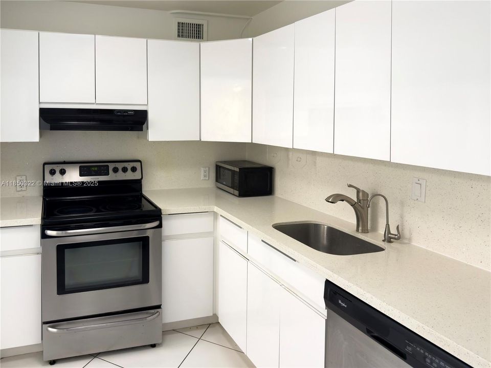 For Sale: $359,000 (2 beds, 2 baths, 1359 Square Feet)