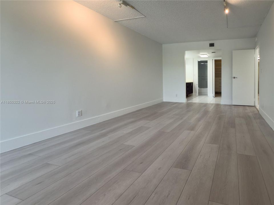 For Sale: $359,000 (2 beds, 2 baths, 1359 Square Feet)