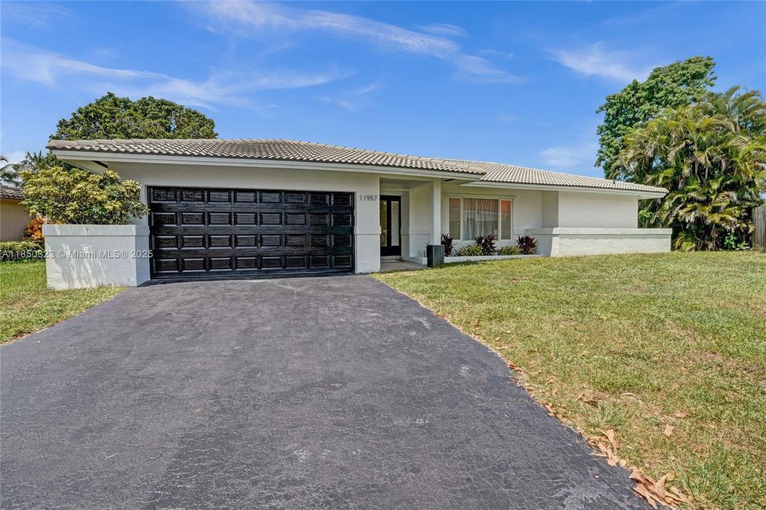 Недавно продано: $720,000 (5 спален, 2 ванн, 2103 Квадратных фут)