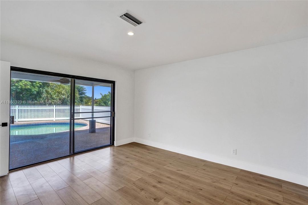 Недавно продано: $720,000 (5 спален, 2 ванн, 2103 Квадратных фут)