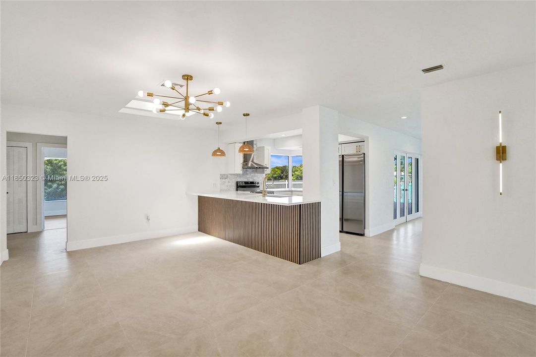 Недавно продано: $720,000 (5 спален, 2 ванн, 2103 Квадратных фут)