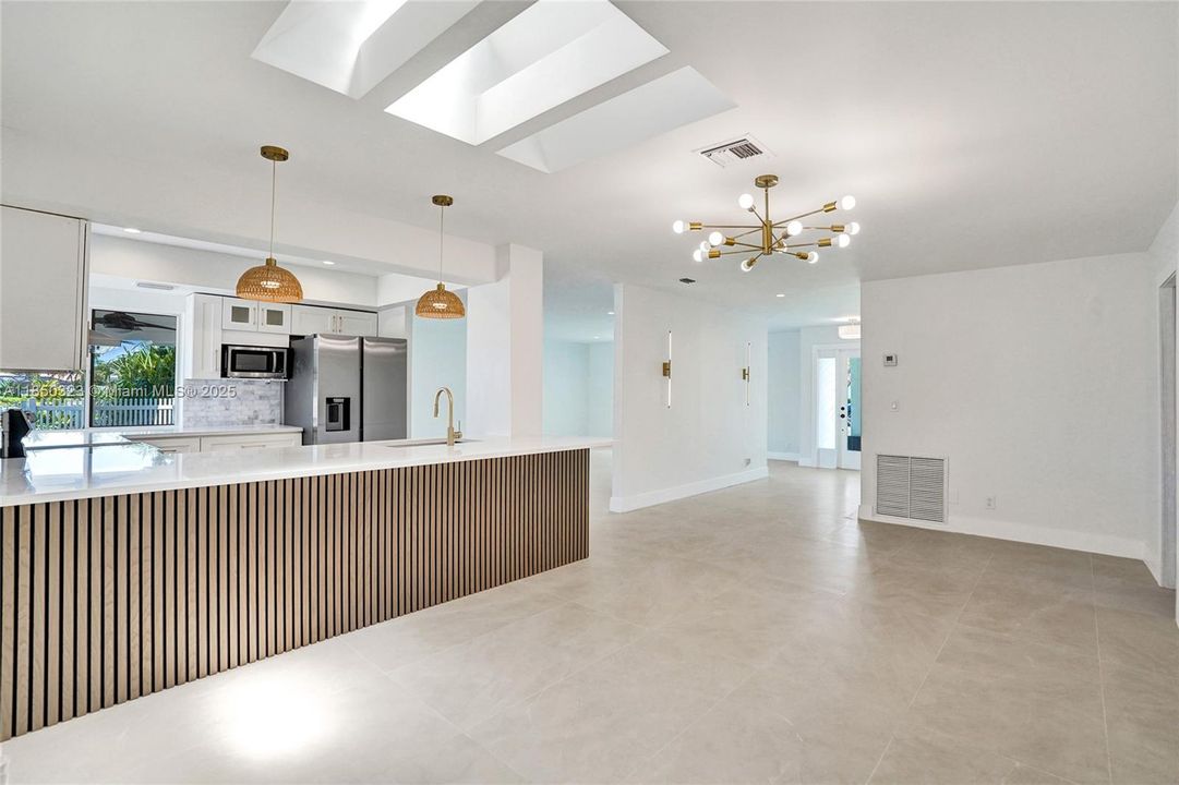 Недавно продано: $720,000 (5 спален, 2 ванн, 2103 Квадратных фут)