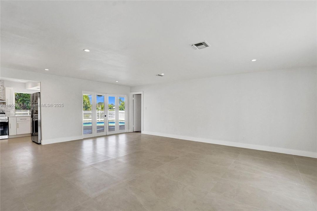 Недавно продано: $720,000 (5 спален, 2 ванн, 2103 Квадратных фут)