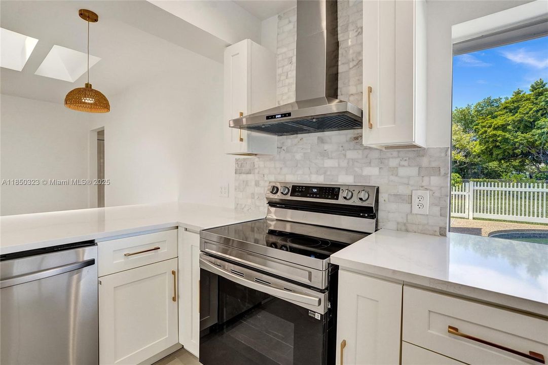 Недавно продано: $720,000 (5 спален, 2 ванн, 2103 Квадратных фут)