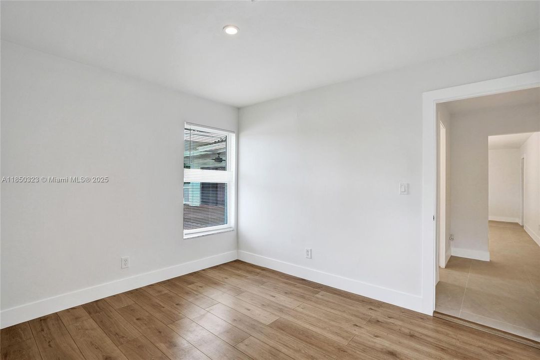 Недавно продано: $720,000 (5 спален, 2 ванн, 2103 Квадратных фут)