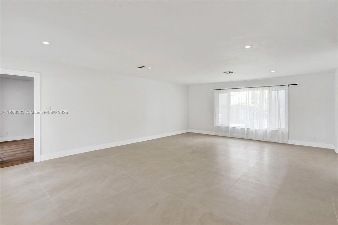 Недавно продано: $720,000 (5 спален, 2 ванн, 2103 Квадратных фут)