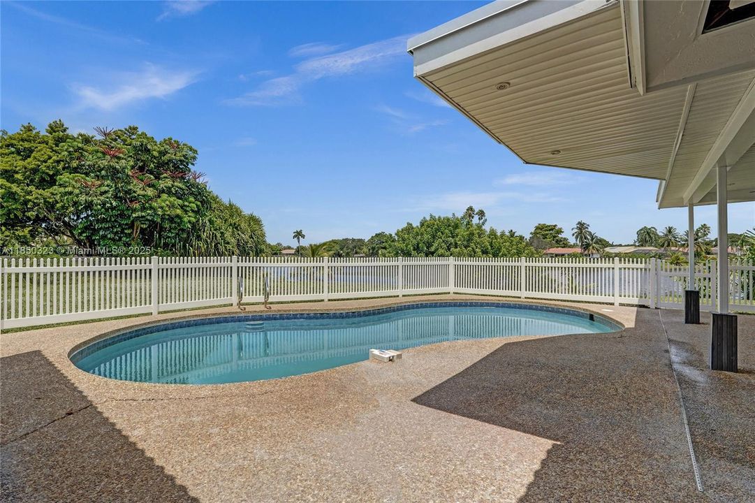 Недавно продано: $720,000 (5 спален, 2 ванн, 2103 Квадратных фут)