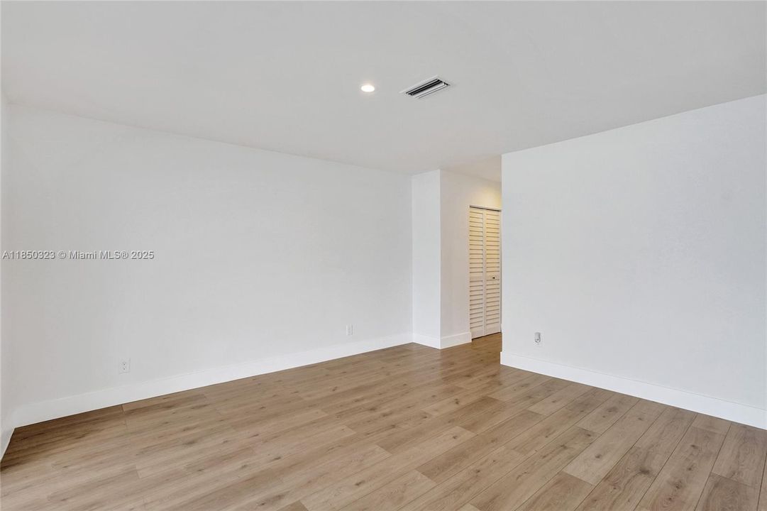 Недавно продано: $720,000 (5 спален, 2 ванн, 2103 Квадратных фут)