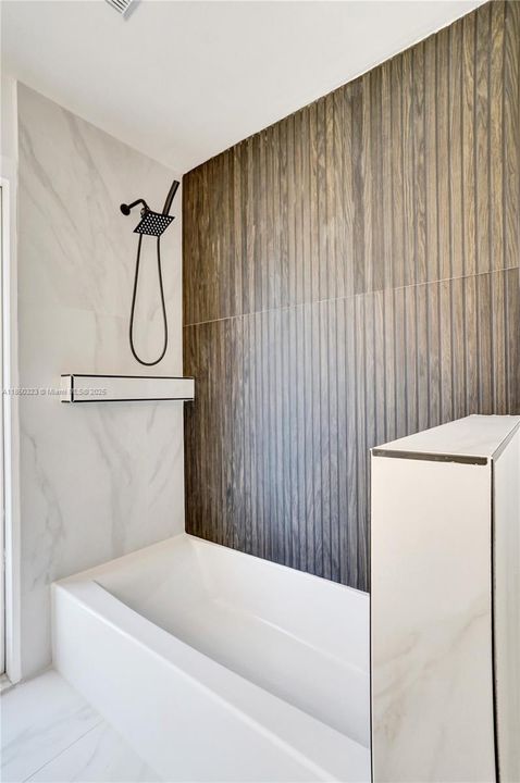 Недавно продано: $720,000 (5 спален, 2 ванн, 2103 Квадратных фут)