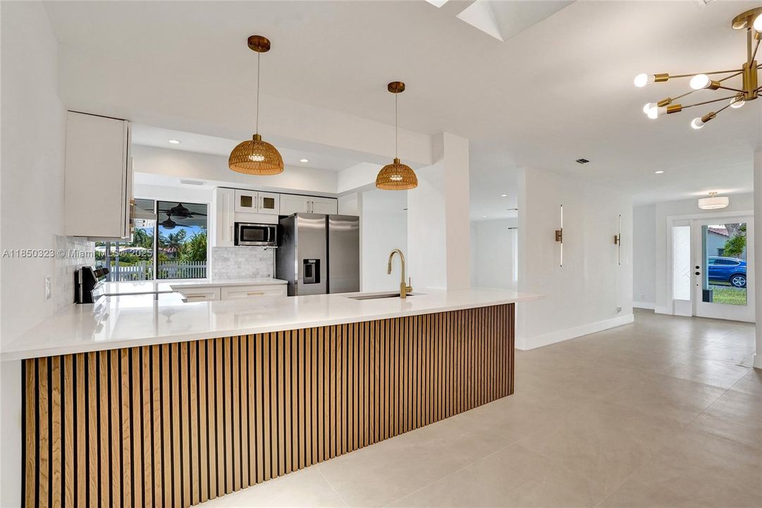 Недавно продано: $720,000 (5 спален, 2 ванн, 2103 Квадратных фут)