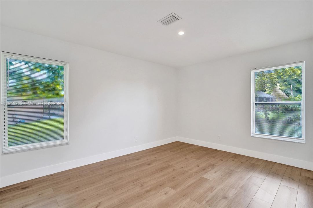 Недавно продано: $720,000 (5 спален, 2 ванн, 2103 Квадратных фут)