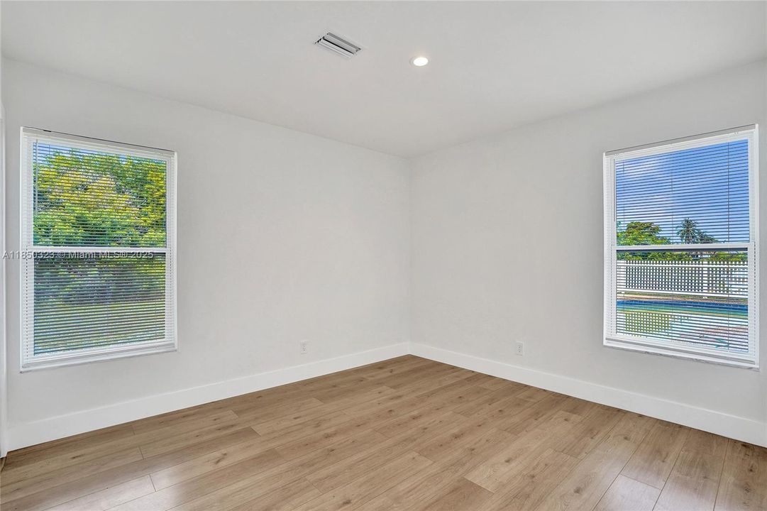 Недавно продано: $720,000 (5 спален, 2 ванн, 2103 Квадратных фут)